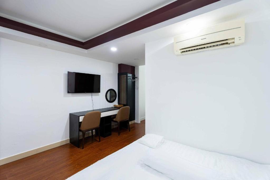 Khách sạn Tuan Viet Dinh Tien Hoang *